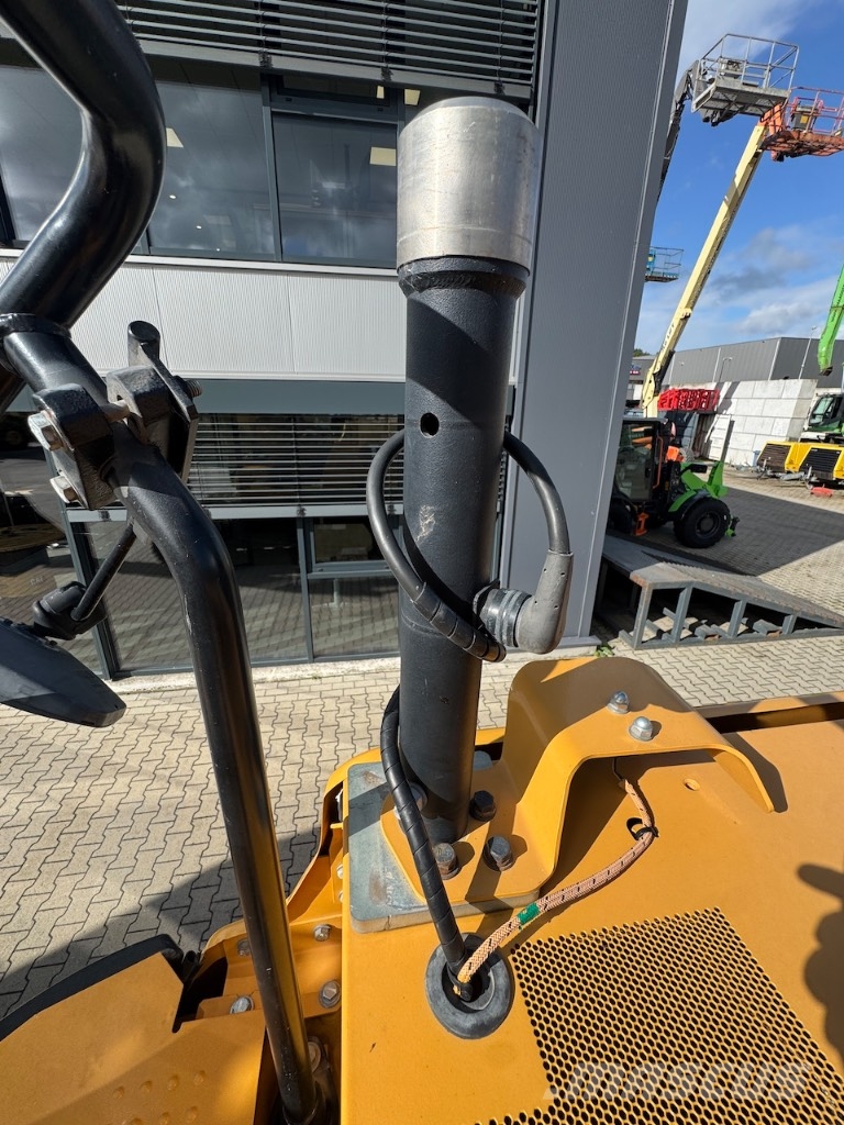 CAT 320 حفارات زحافة