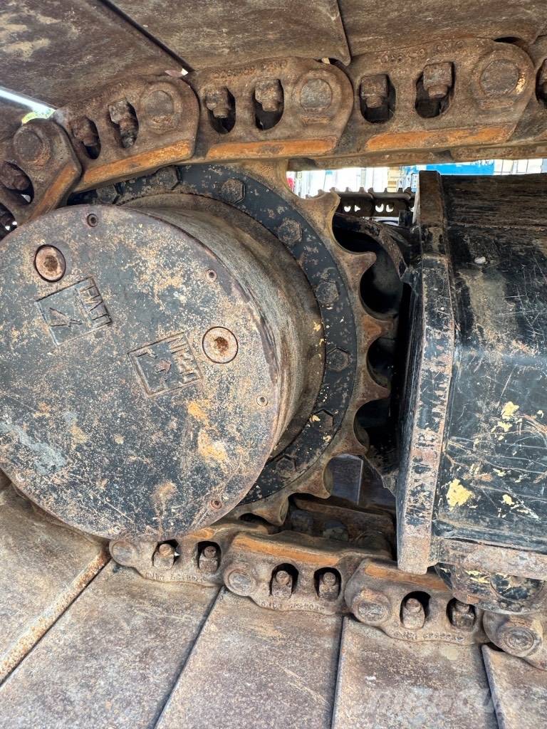 CAT 320 حفارات زحافة