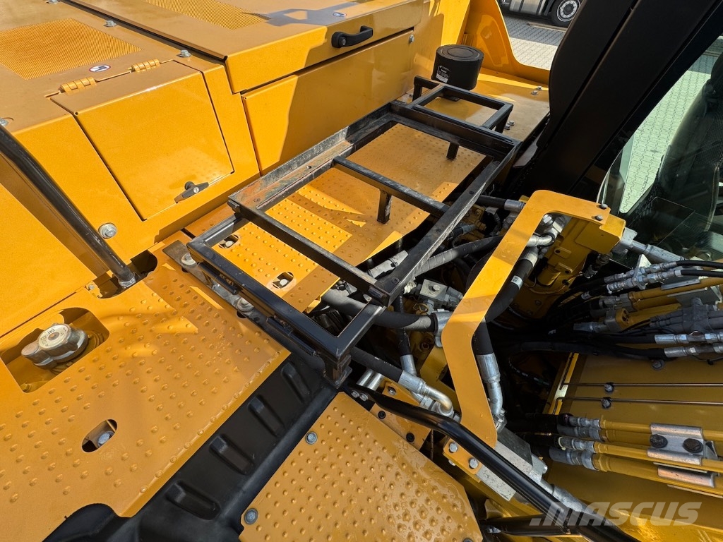 CAT 320 حفارات زحافة