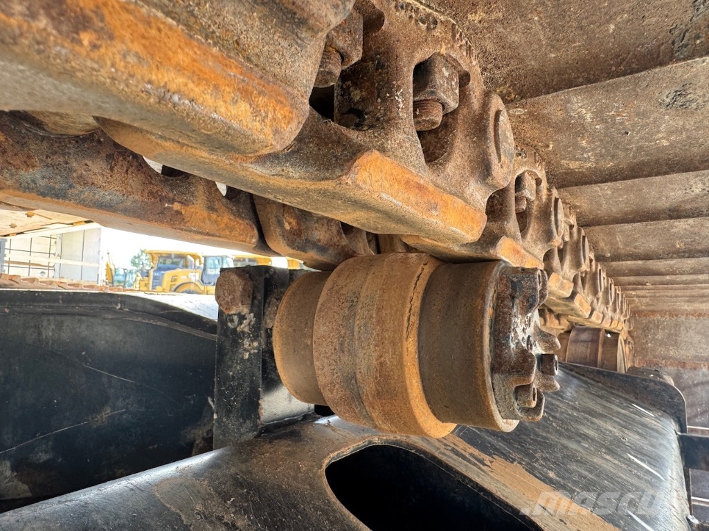 CAT 320 حفارات زحافة
