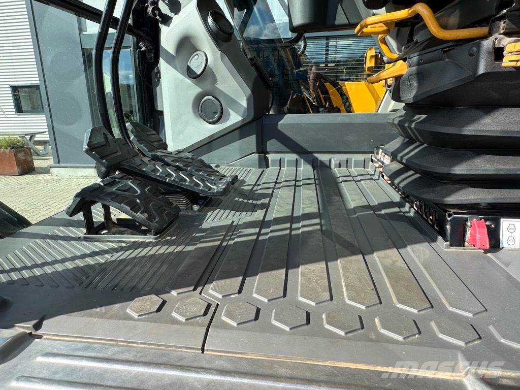 CAT 320 حفارات زحافة