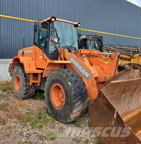 Doosan DL 200-3 لوادر بعجل