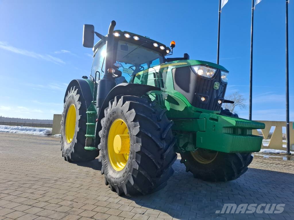 John Deere 6215 R Traktori