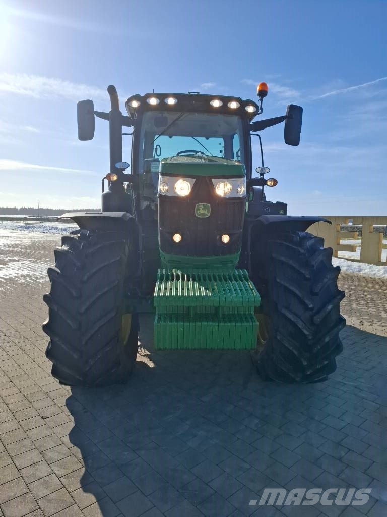John Deere 6215 R Traktori