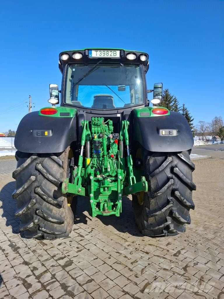 John Deere 6215 R Traktori