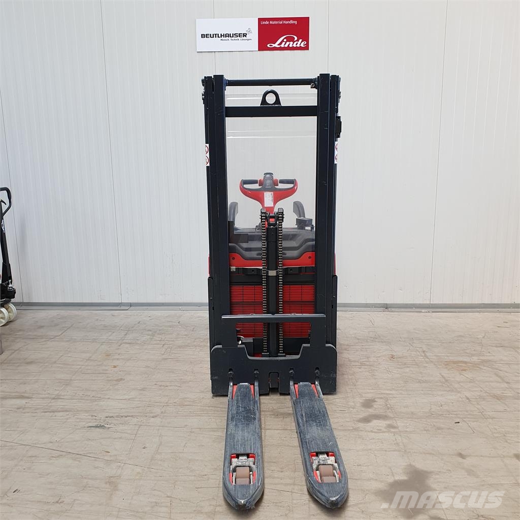 Linde D12AP Zelfrijdende stapelaars