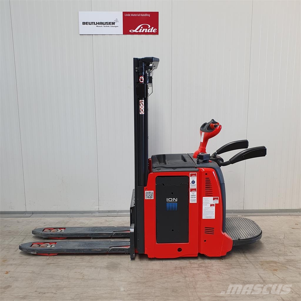 Linde D12AP Zelfrijdende stapelaars