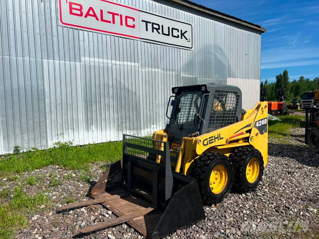 Gehl 4240, FORKS + BUCKET + HYDRAULICS Kompaktlaadurid