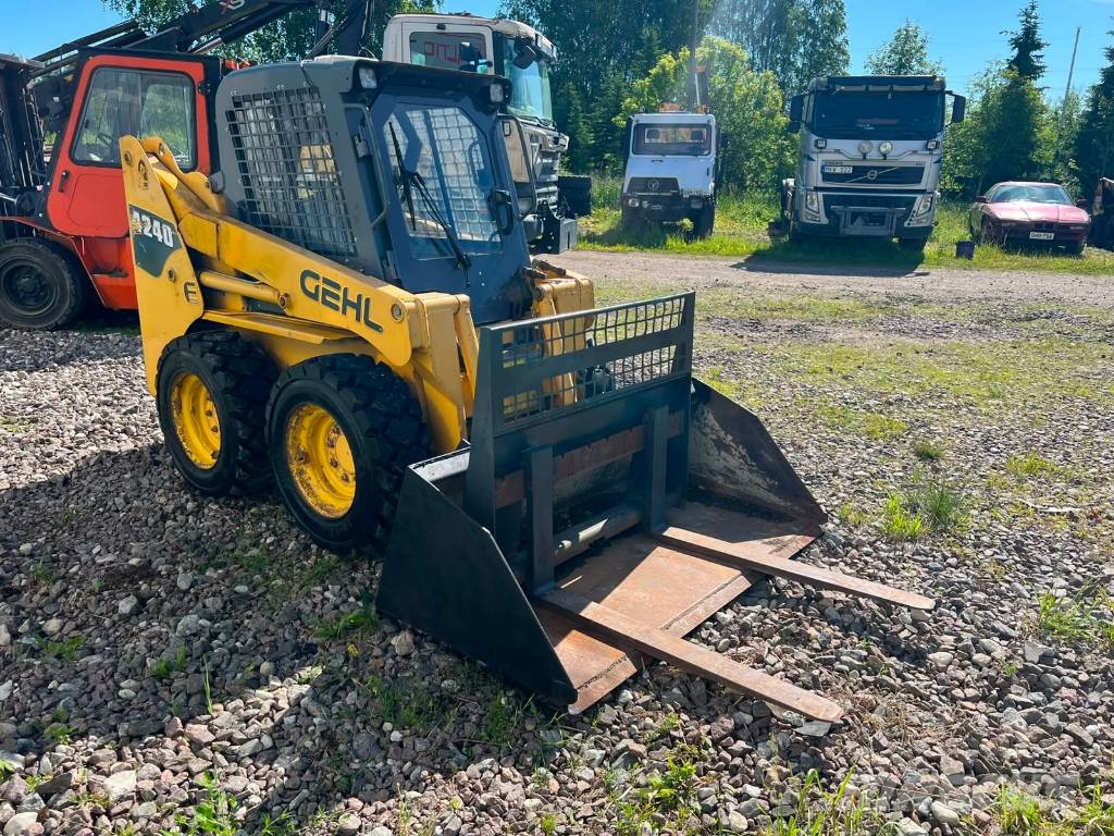 Gehl 4240, FORKS + BUCKET + HYDRAULICS Kompaktlaadurid