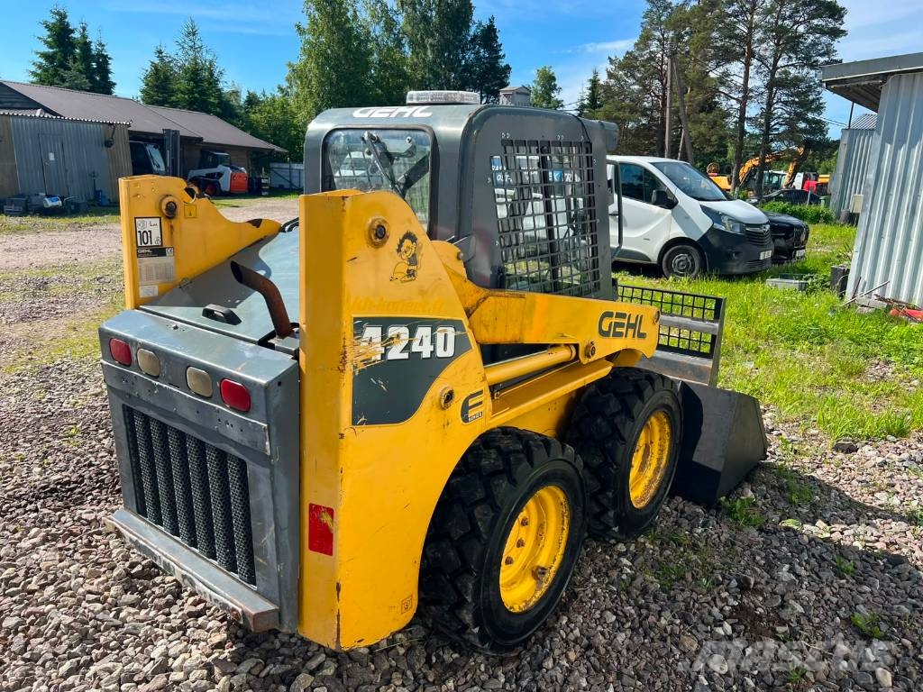 Gehl 4240, FORKS + BUCKET + HYDRAULICS Kompaktlaadurid