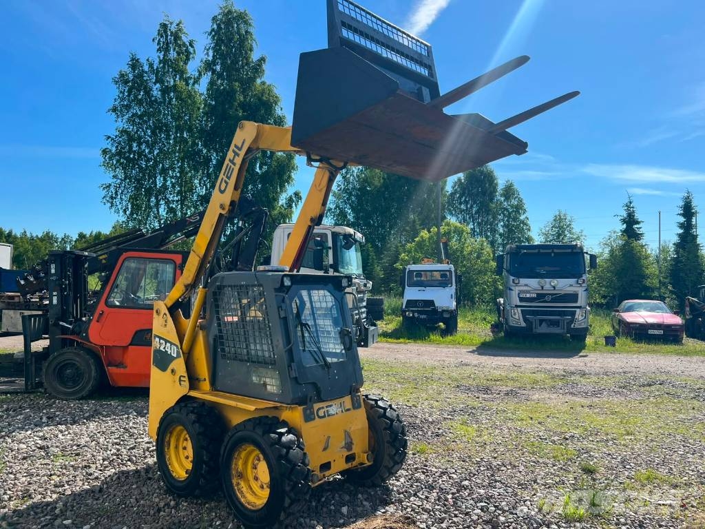Gehl 4240, FORKS + BUCKET + HYDRAULICS Kompaktlaadurid