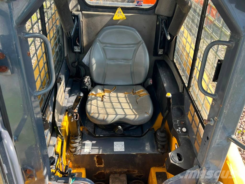 Gehl 4240, FORKS + BUCKET + HYDRAULICS Kompaktlaadurid