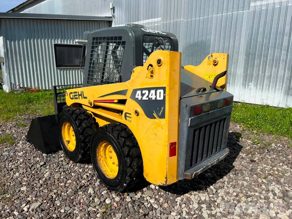 Gehl 4240, FORKS + BUCKET + HYDRAULICS Kompaktlaadurid