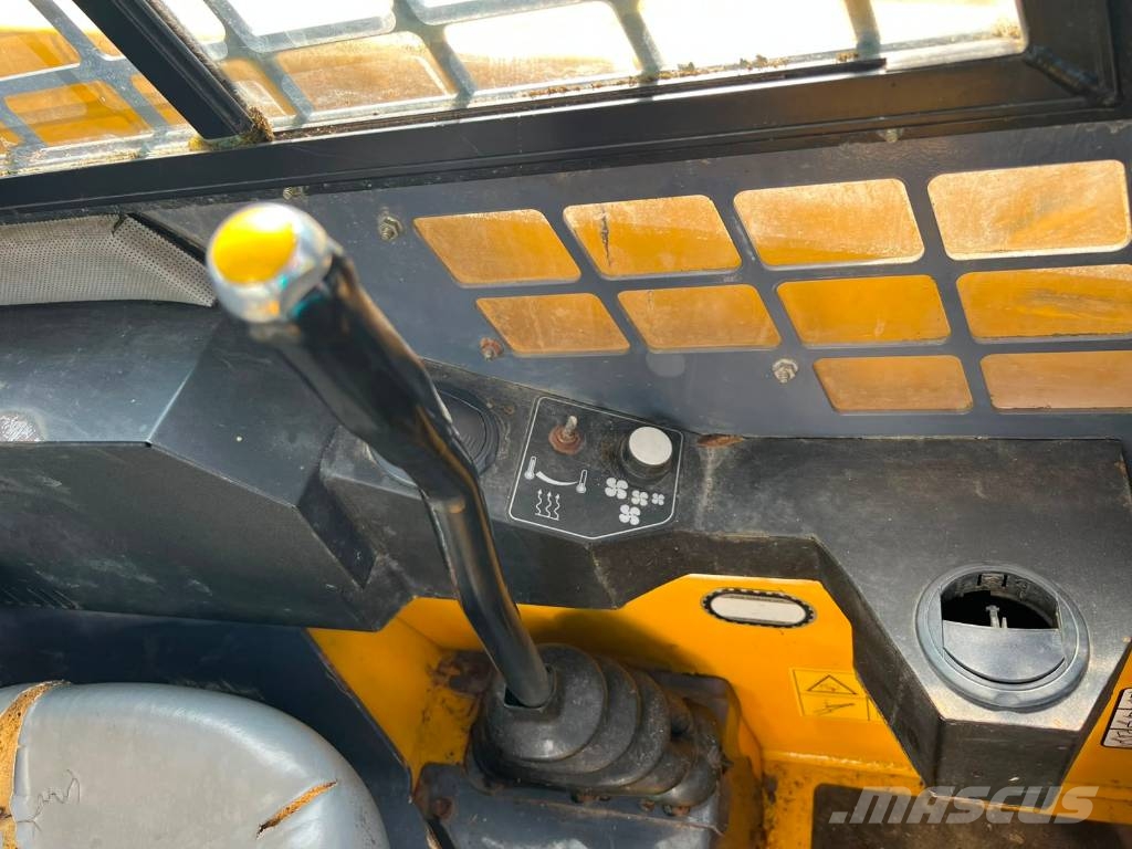 Gehl 4240, FORKS + BUCKET + HYDRAULICS Kompaktlaadurid