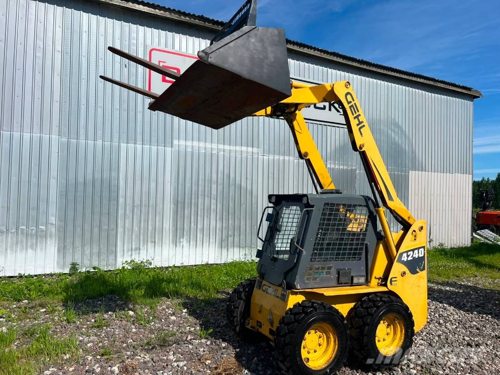 Gehl 4240, FORKS + BUCKET + HYDRAULICS Kompaktlaadurid