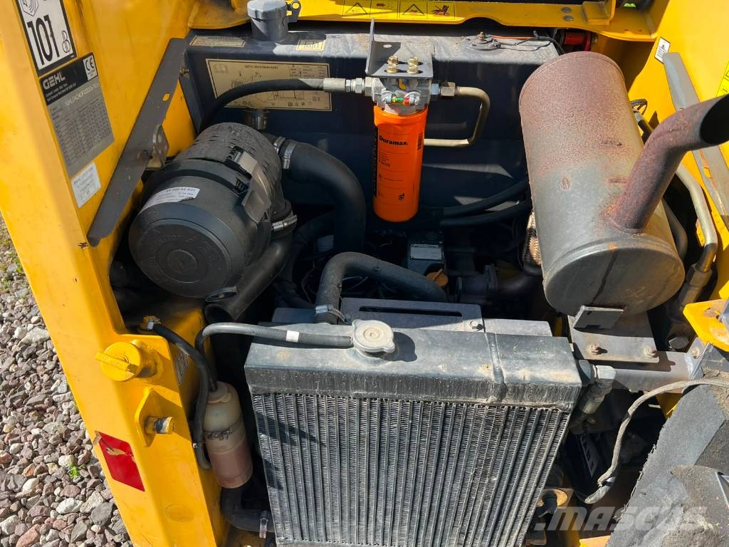 Gehl 4240, FORKS + BUCKET + HYDRAULICS Kompaktlaadurid