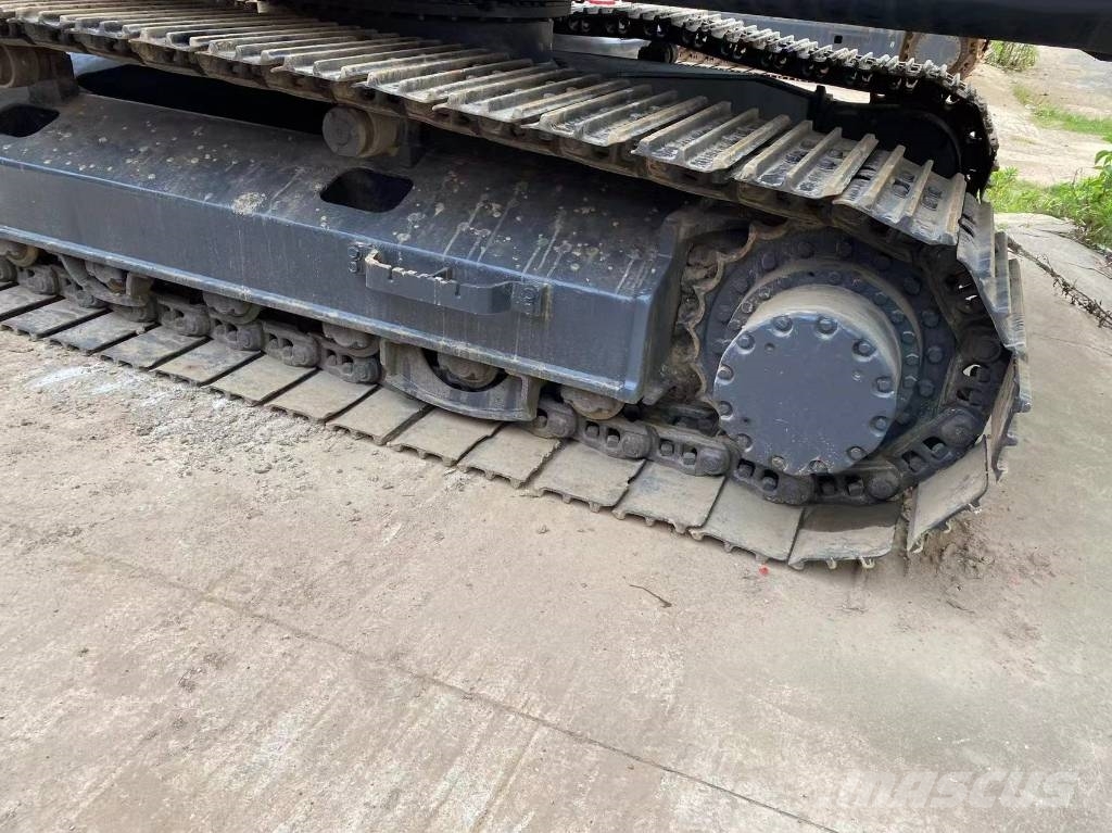 Hitachi ZX 210 حفارات زحافة