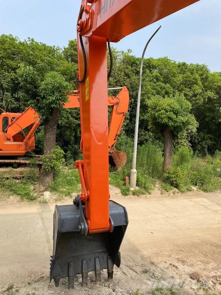 Hitachi ZX 210 حفارات زحافة