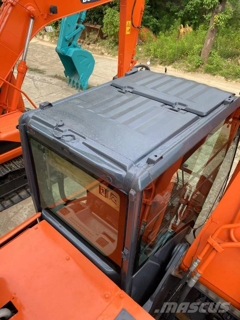 Hitachi ZX 210 حفارات زحافة