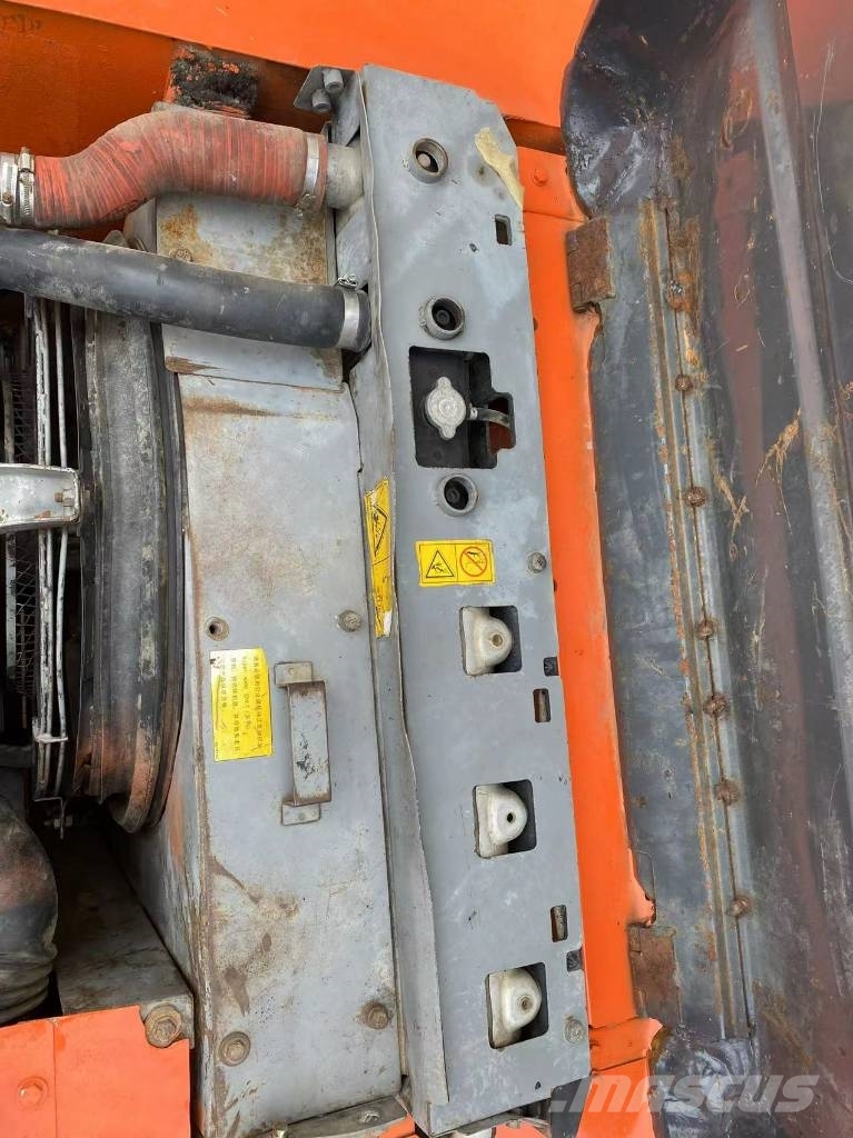 Hitachi ZX 210 حفارات زحافة