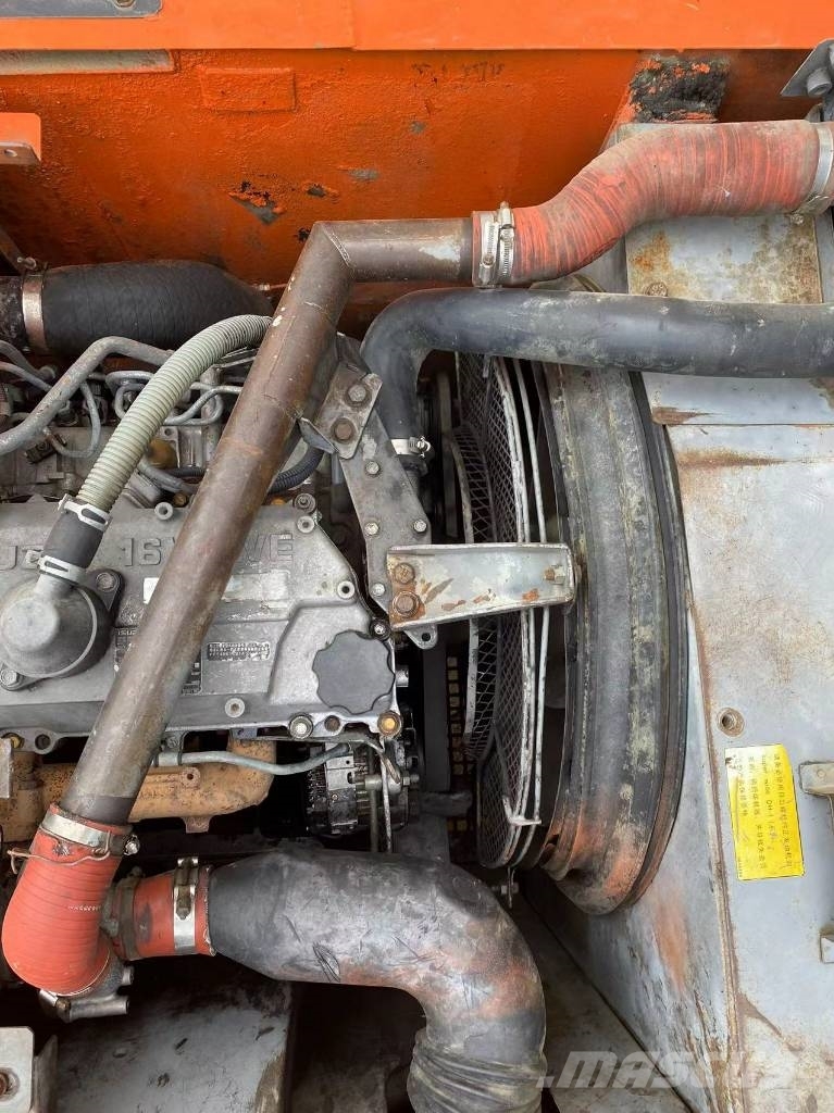 Hitachi ZX 210 حفارات زحافة