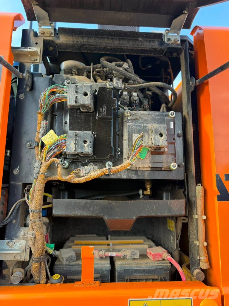 CAT M 318 F حفارات بعجل