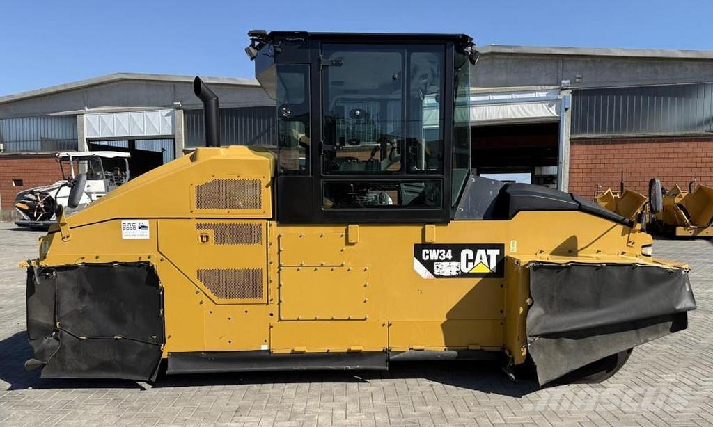 CAT CW 34 Kolesni valjarji s pnevmatikami
