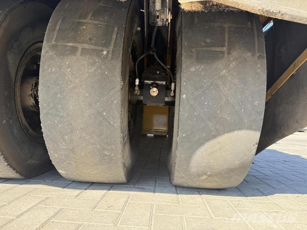 CAT CW 34 Kolesni valjarji s pnevmatikami
