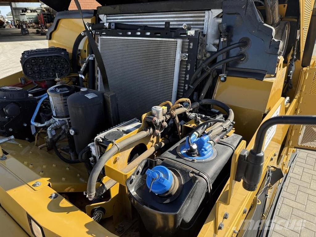 CAT CW 34 Kolesni valjarji s pnevmatikami