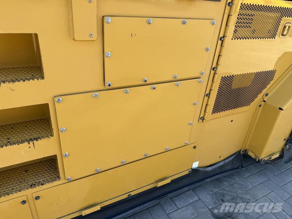 CAT CW 34 Kolesni valjarji s pnevmatikami