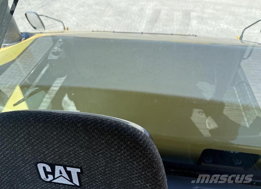 CAT CW 34 Kolesni valjarji s pnevmatikami