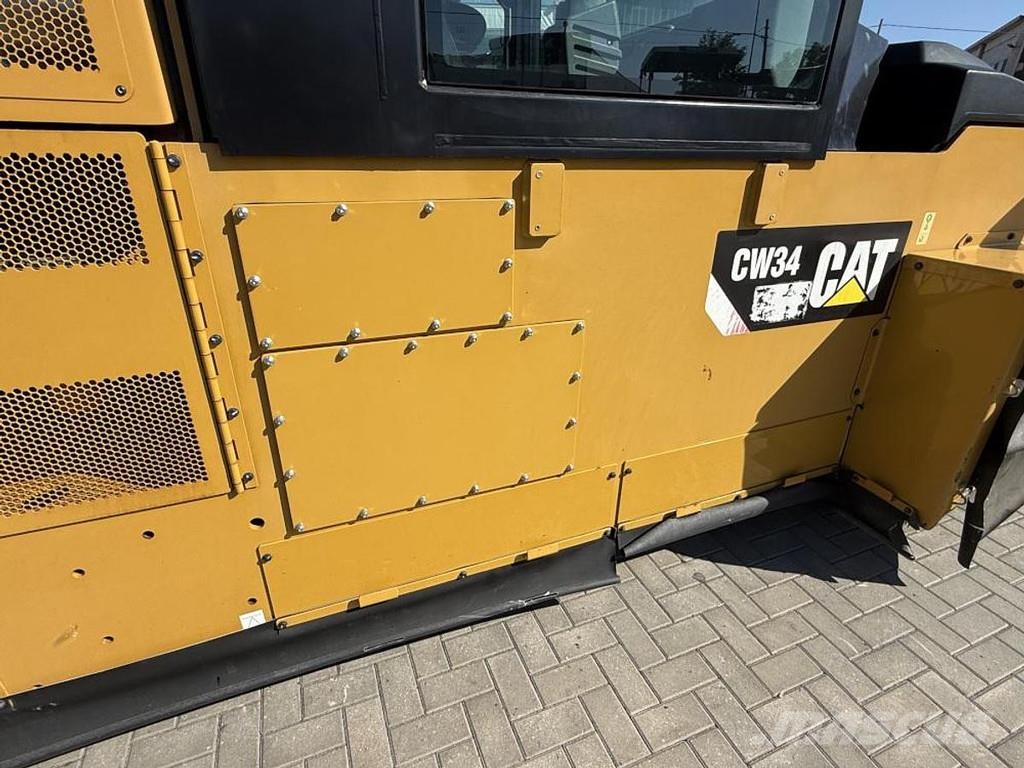 CAT CW 34 Kolesni valjarji s pnevmatikami