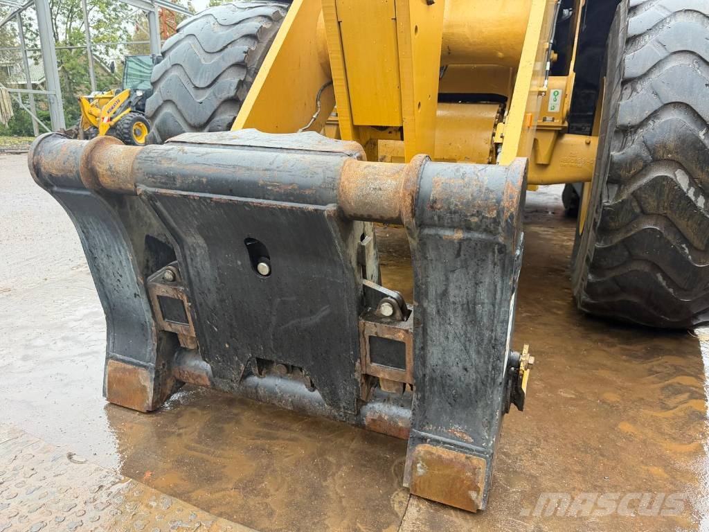 CAT 962 Iekrāvēji uz riteņiem
