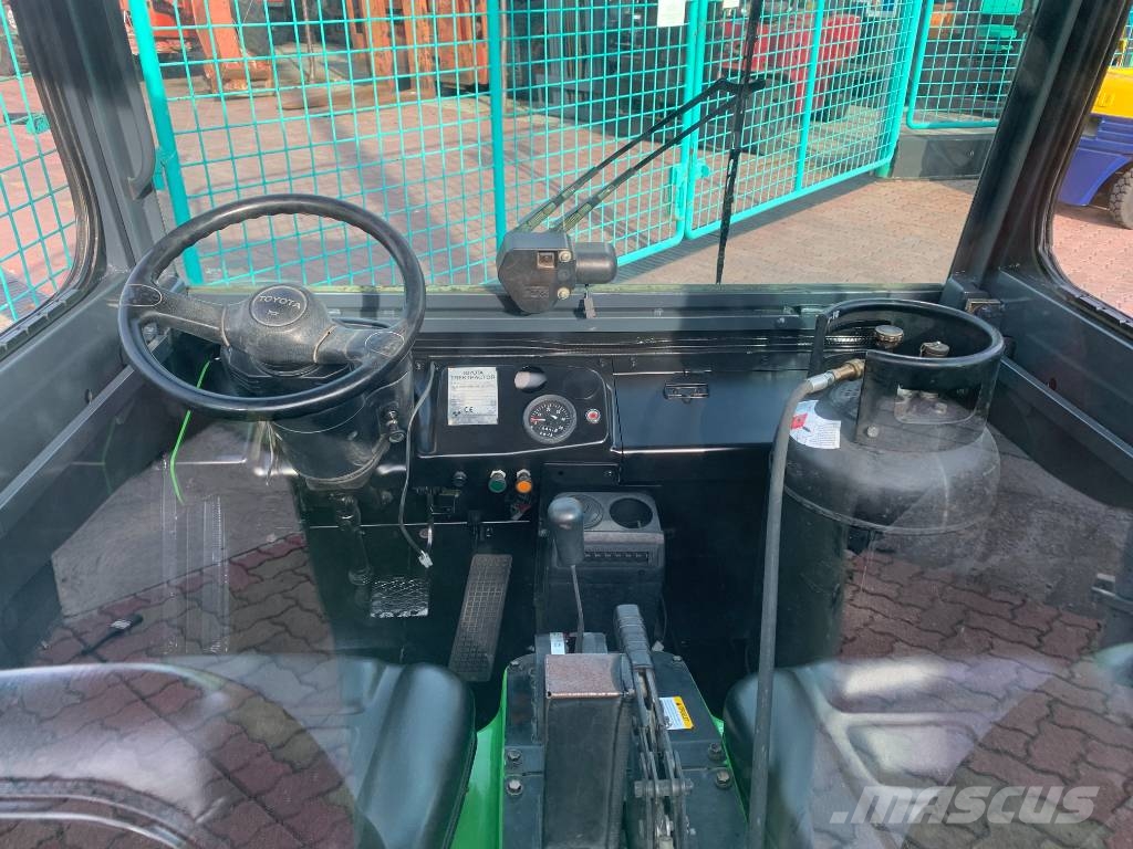 Toyota 2 TG-25 V-3748  EO Flughafenausrüstung