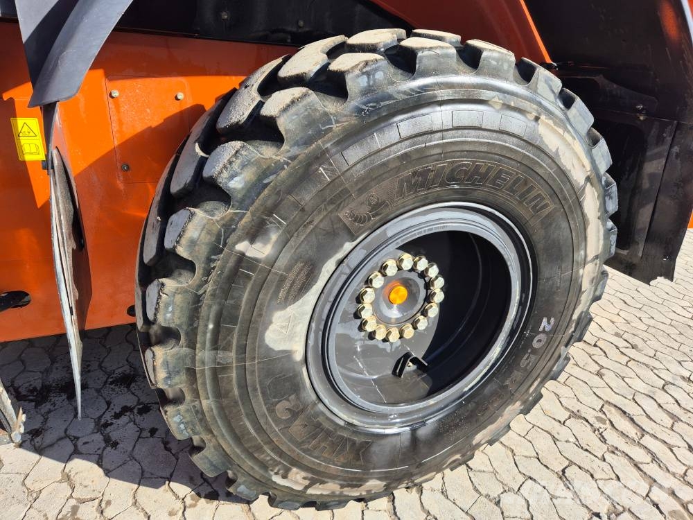 Hitachi ZW 180-7 Колесни товарачи