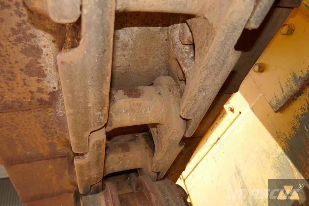 CAT D7F Ex-army بلدوزرات مجنزرة