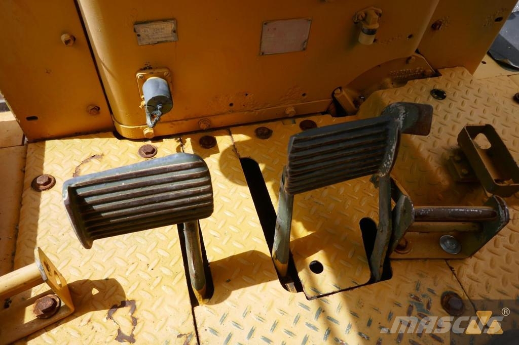 CAT D7F Ex-army بلدوزرات مجنزرة