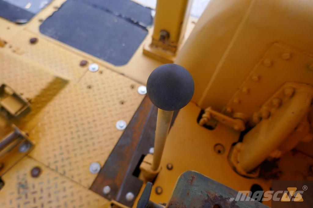 CAT D7F Ex-army بلدوزرات مجنزرة