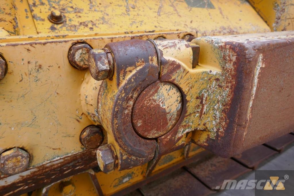 CAT D7F Ex-army بلدوزرات مجنزرة