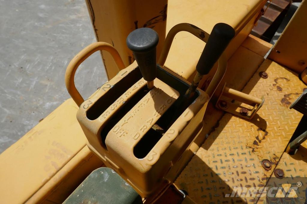 CAT D7F Ex-army بلدوزرات مجنزرة