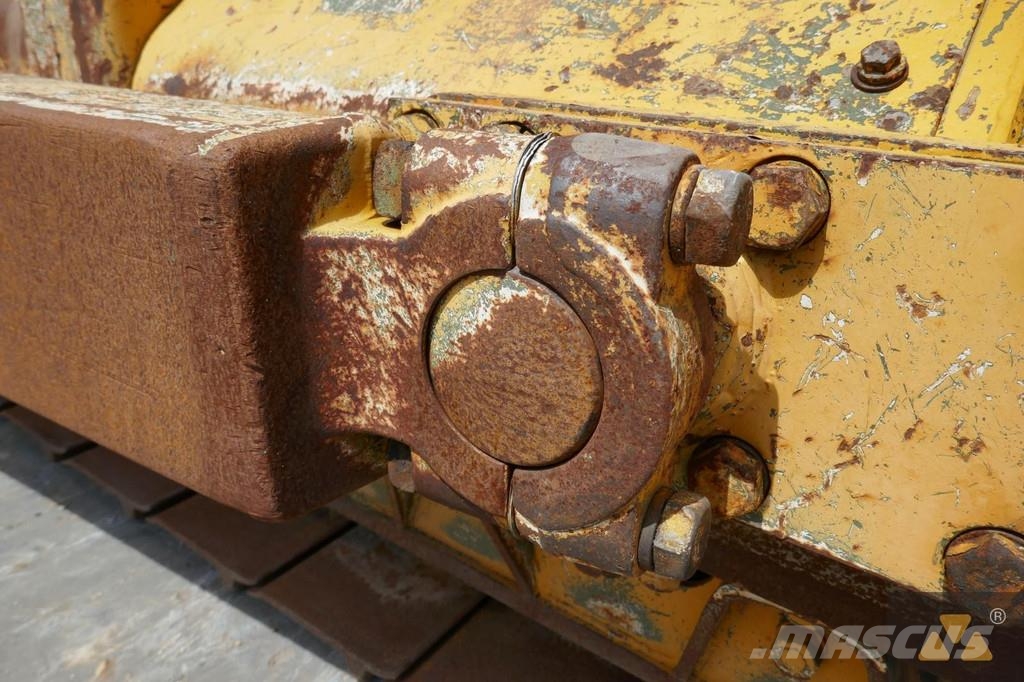 CAT D7F Ex-army بلدوزرات مجنزرة