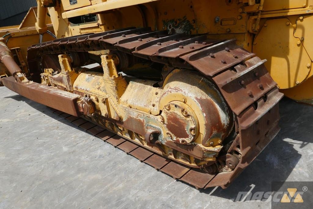 CAT D7F Ex-army بلدوزرات مجنزرة