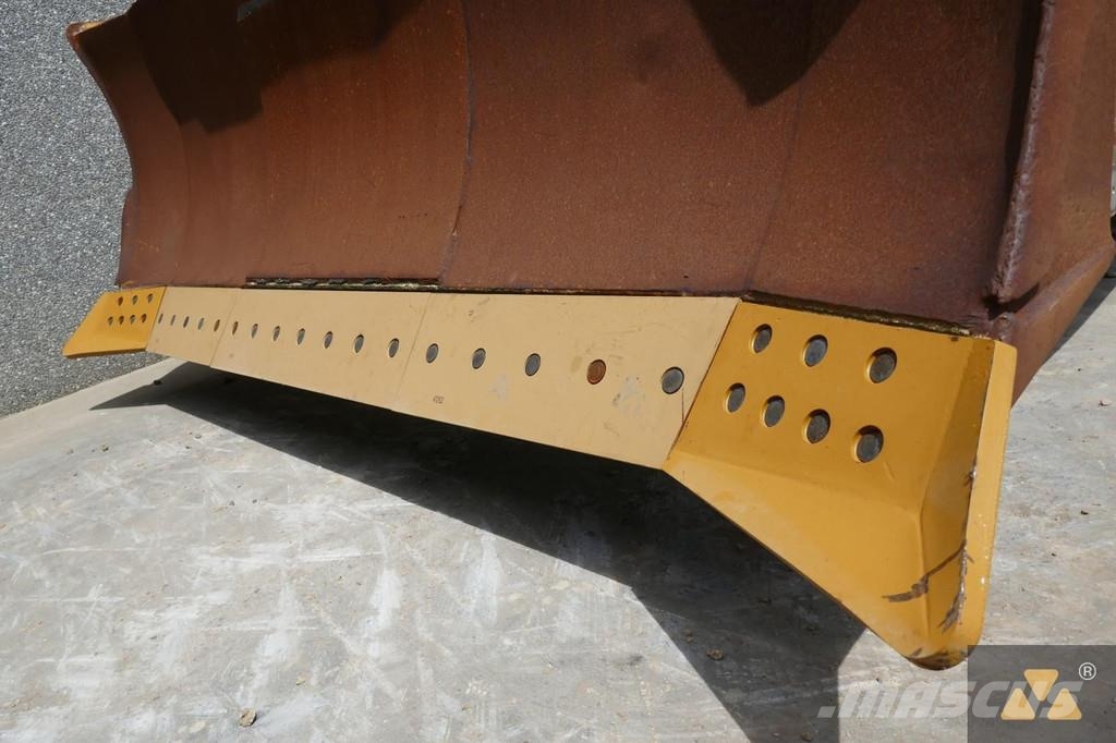 CAT D7F Ex-army بلدوزرات مجنزرة