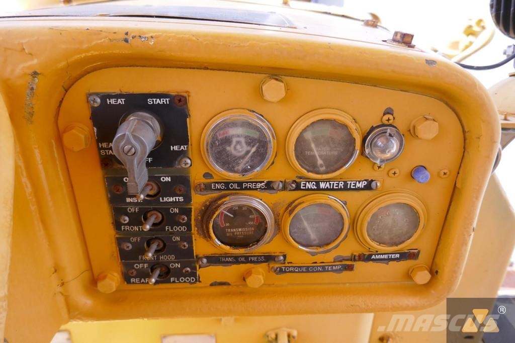 CAT D7F Ex-army بلدوزرات مجنزرة