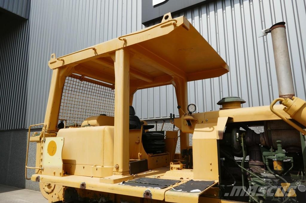 CAT D7F Ex-army بلدوزرات مجنزرة