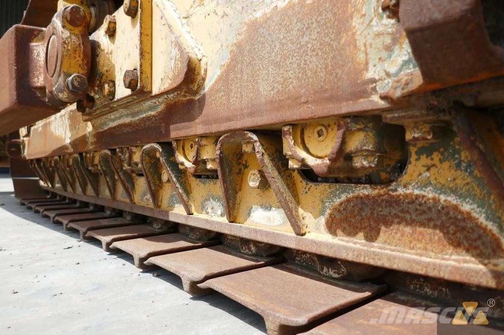 CAT D7F Ex-army بلدوزرات مجنزرة