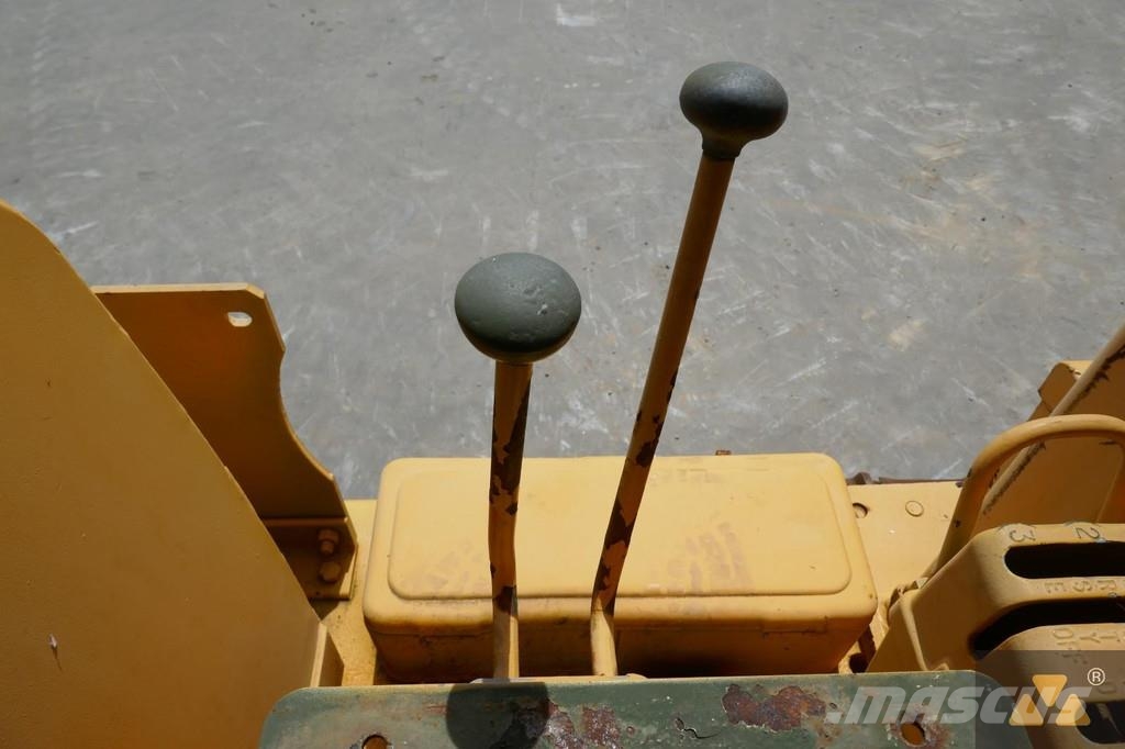 CAT D7F Ex-army بلدوزرات مجنزرة