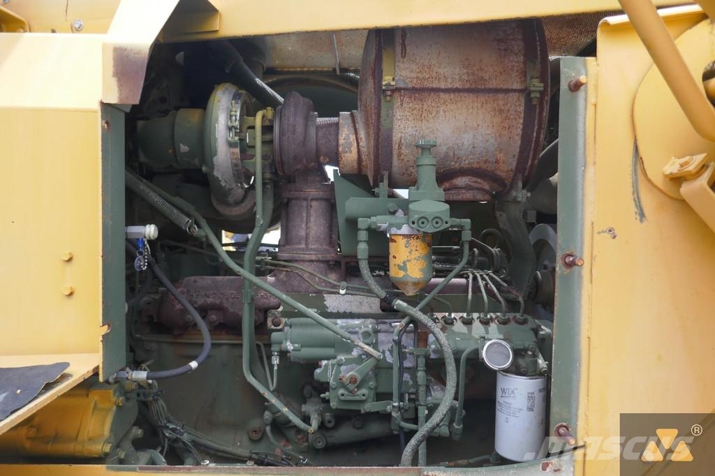 CAT D7F Ex-army بلدوزرات مجنزرة