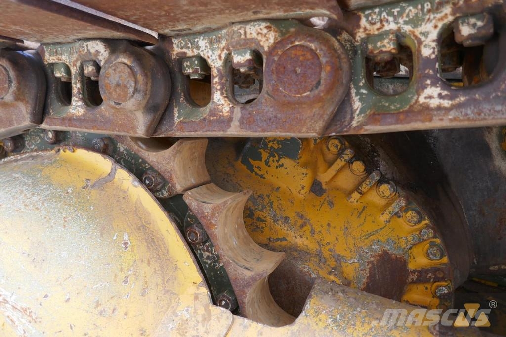 CAT D7F Ex-army بلدوزرات مجنزرة