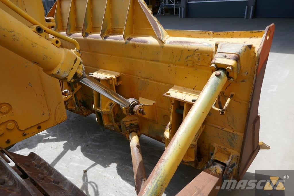 CAT D7F Ex-army بلدوزرات مجنزرة
